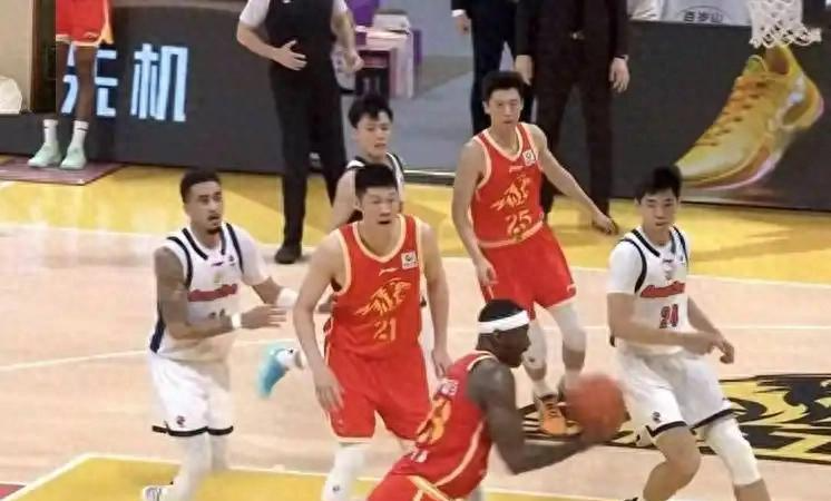 乐鱼体育登录入口-麦考尔不去福建原因曝光:他家有喜事,全队送祝福,杜锋很人性化